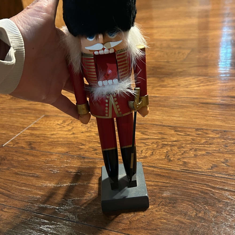 BUCKINGHAM PALACE QUEEN'S GUARD - ERZGEBIRGISCHE VOLKSKUNST GERMAN NUTCRACKER - Picture 4 of 9